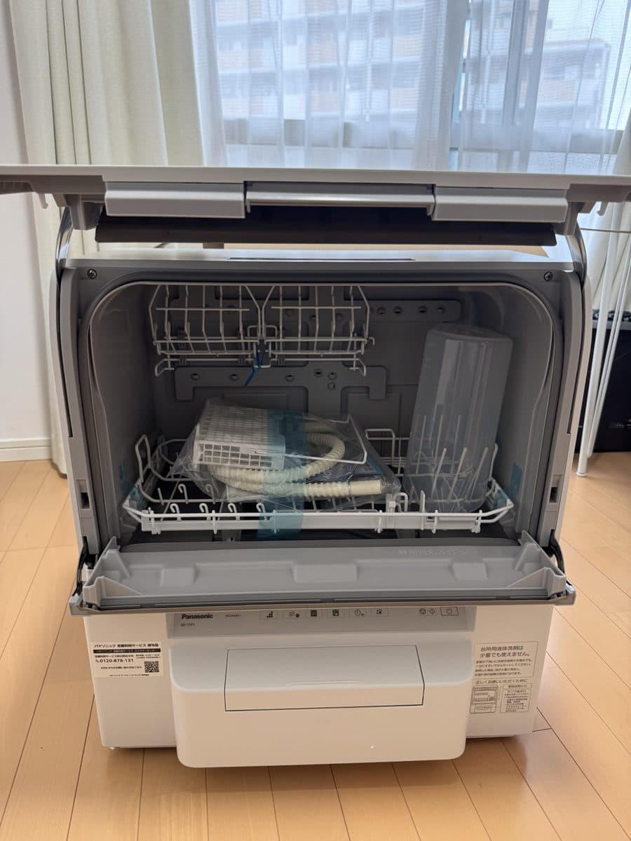 NP-TSP1-Wの庫内。給水ホースなどの付属品